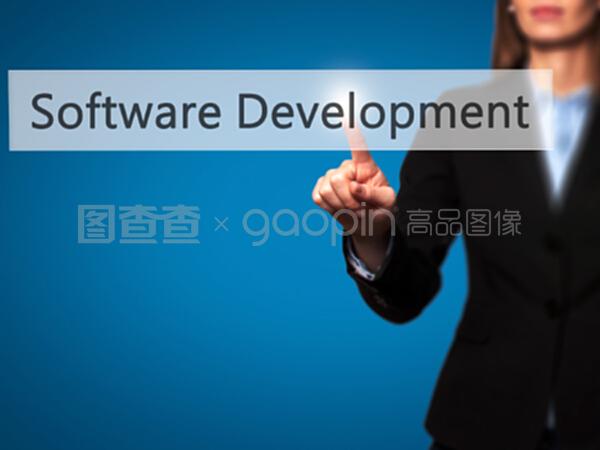 指尖商機(jī) 女商人按下技術(shù)按鈕，開啟軟件開發(fā)與銷售新篇章